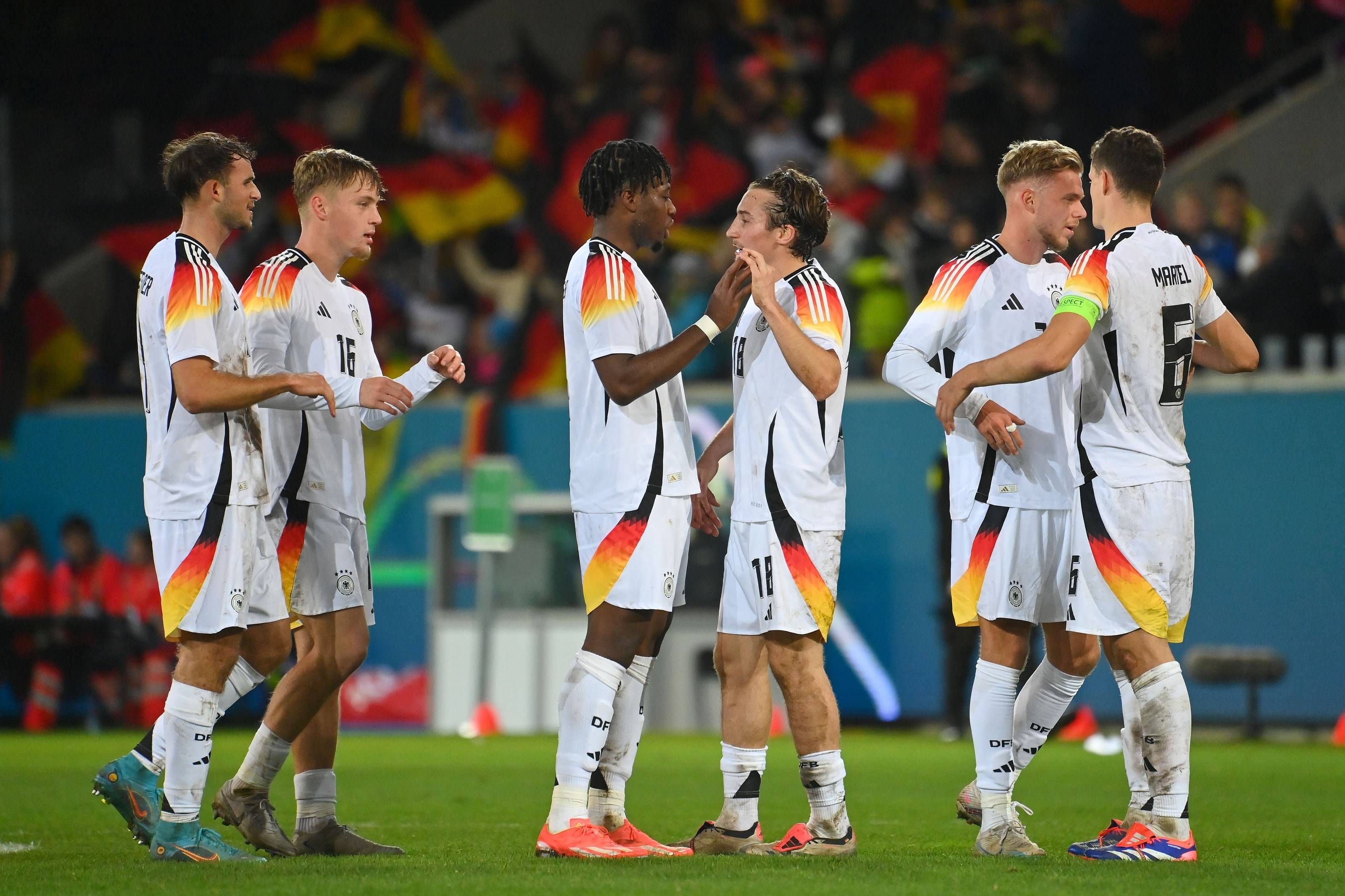 Spieler der deutschen U21-Nationalmannschaft klatschen sich ab.