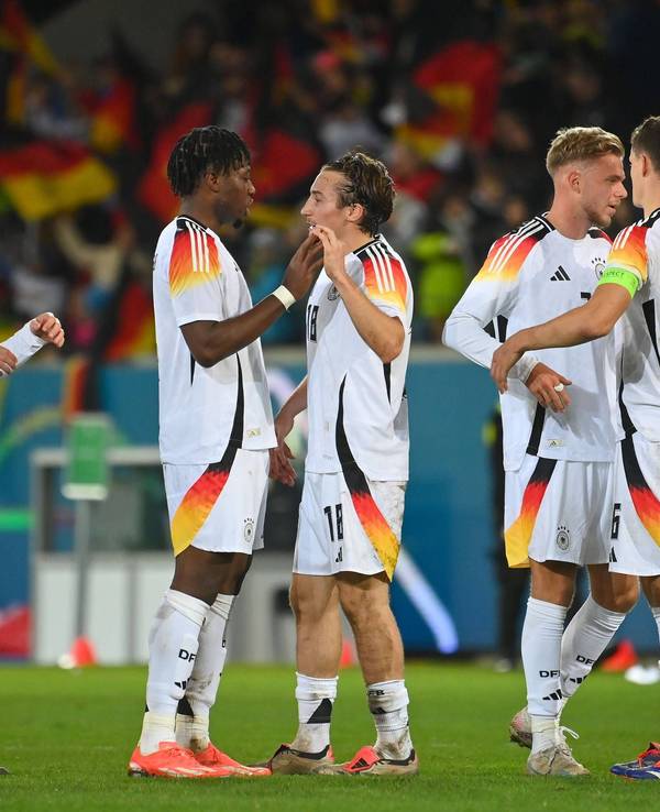 Spieler der deutschen U21-Nationalmannschaft klatschen sich ab.