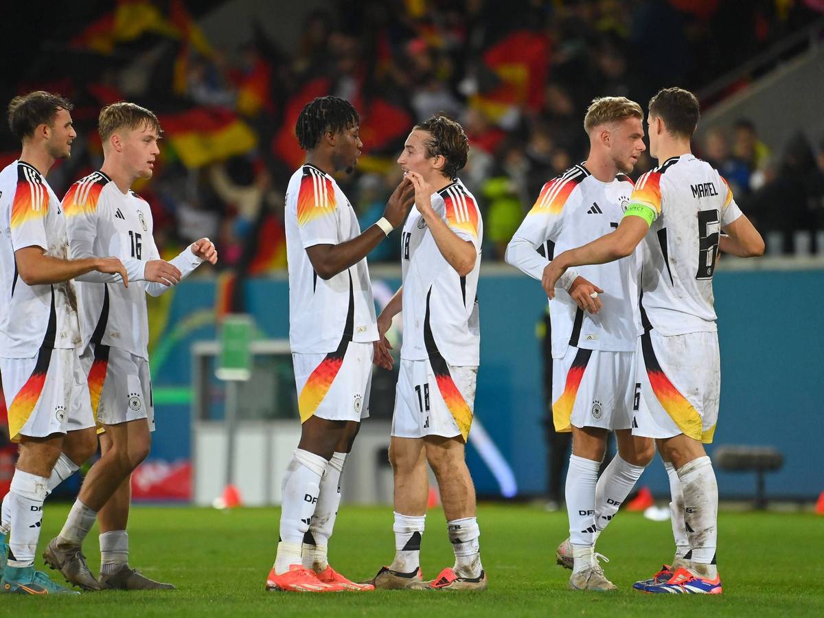 Spieler der deutschen U21-Nationalmannschaft klatschen sich ab.