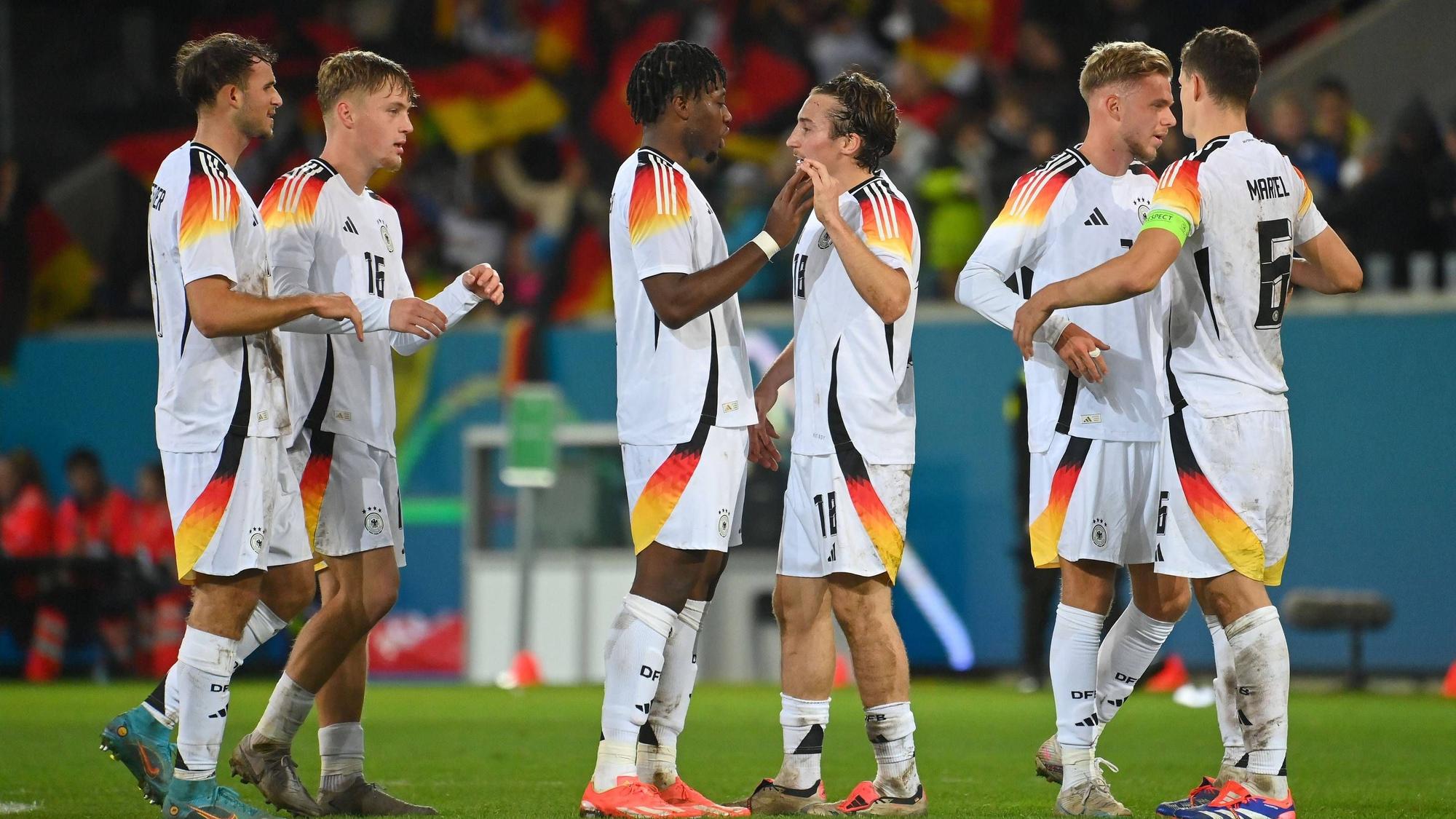 Spieler der deutschen U21-Nationalmannschaft klatschen sich ab.