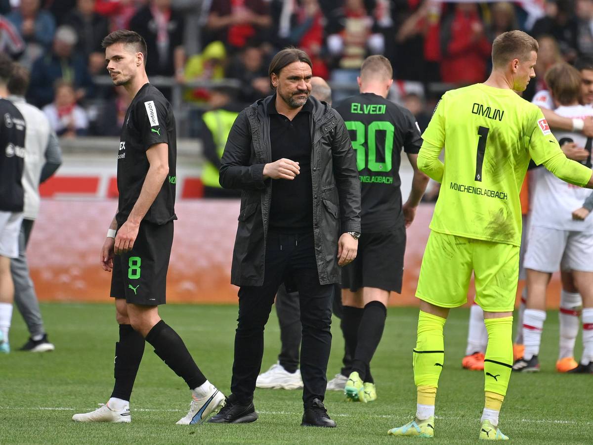 Gladbachs Julian Weigl, Daniel Farke und Jonas Omlin.