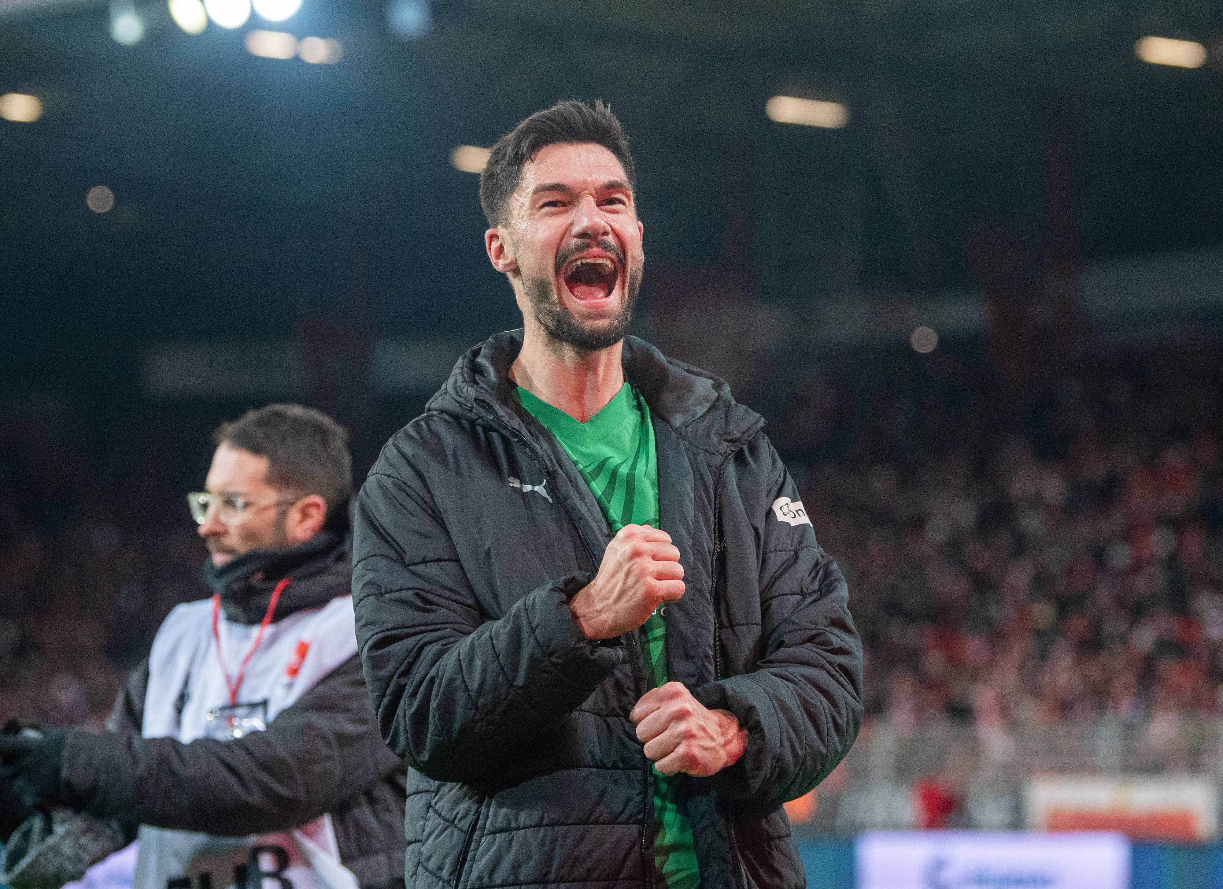 Tim Kleindienst jubelt nach dem Spiel.