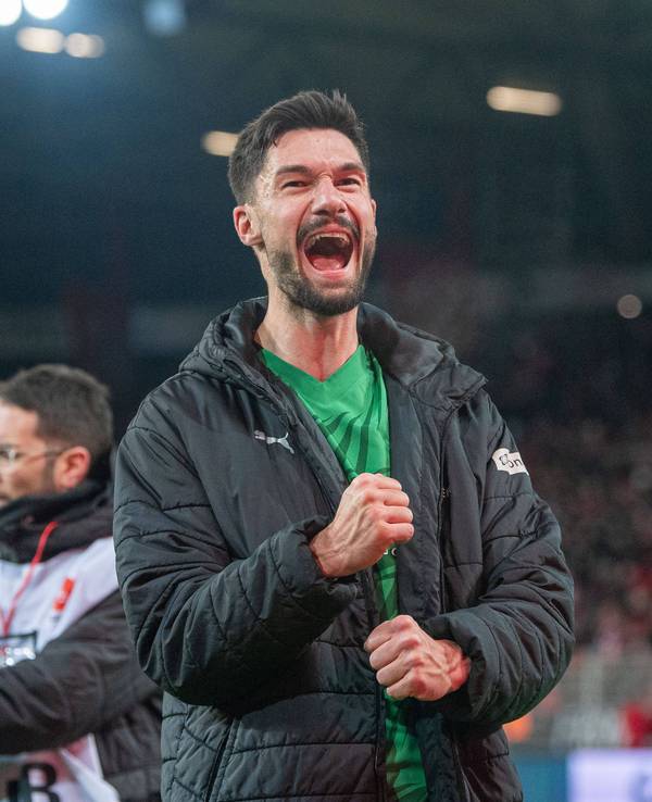 Tim Kleindienst jubelt nach dem Spiel.