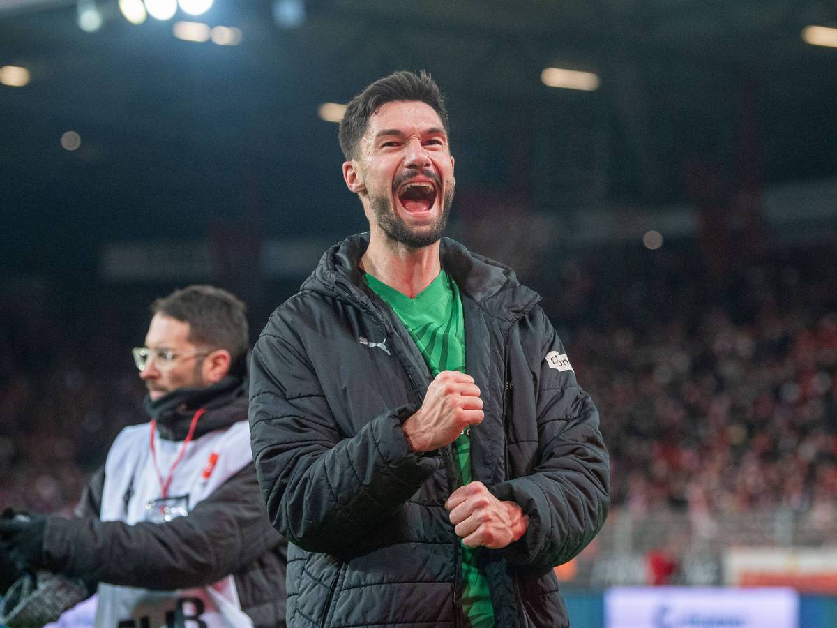 Tim Kleindienst jubelt nach dem Spiel.