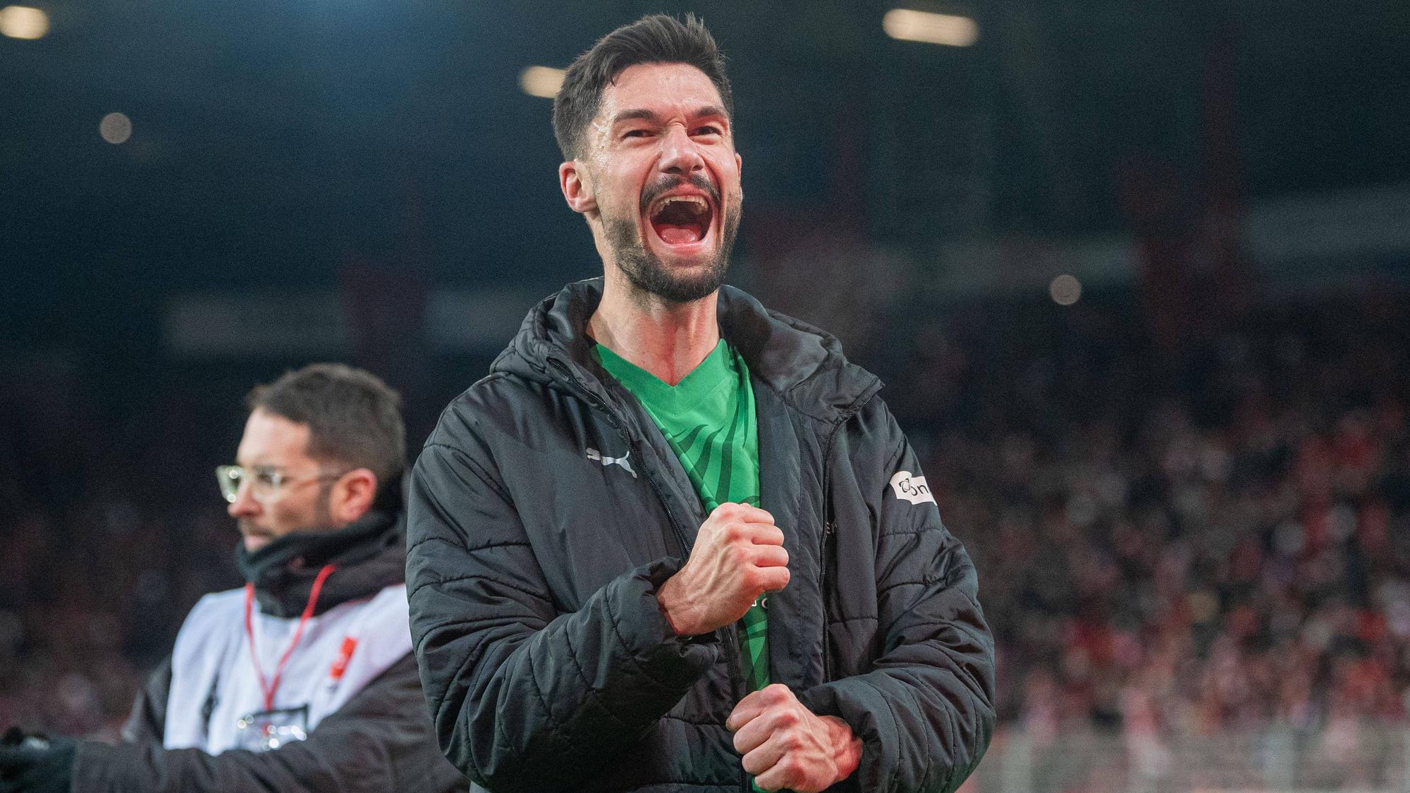Tim Kleindienst jubelt nach dem Spiel.