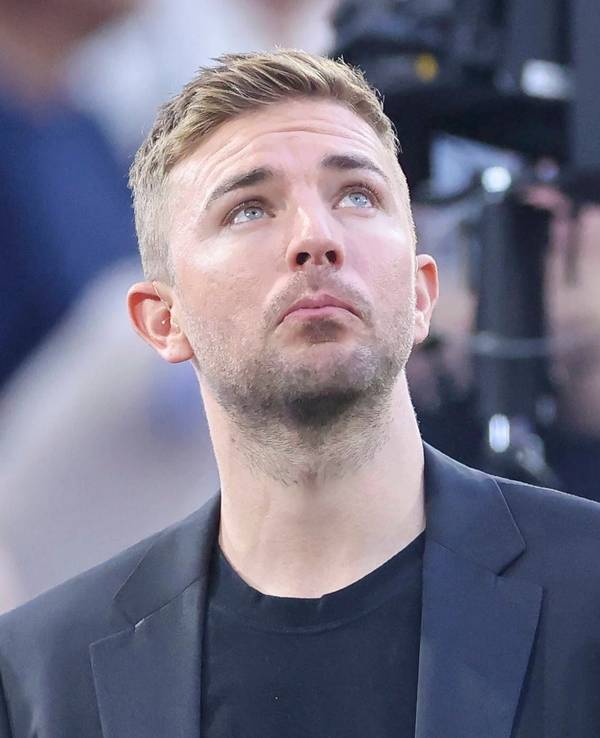 Christoph Kramer schaut im Anzug in den Abendhimmel.