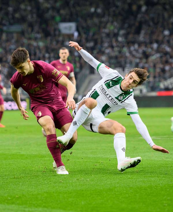 Florian Neuhaus bei einem Zweikampf gegen Augsburgs Mert Kömür.