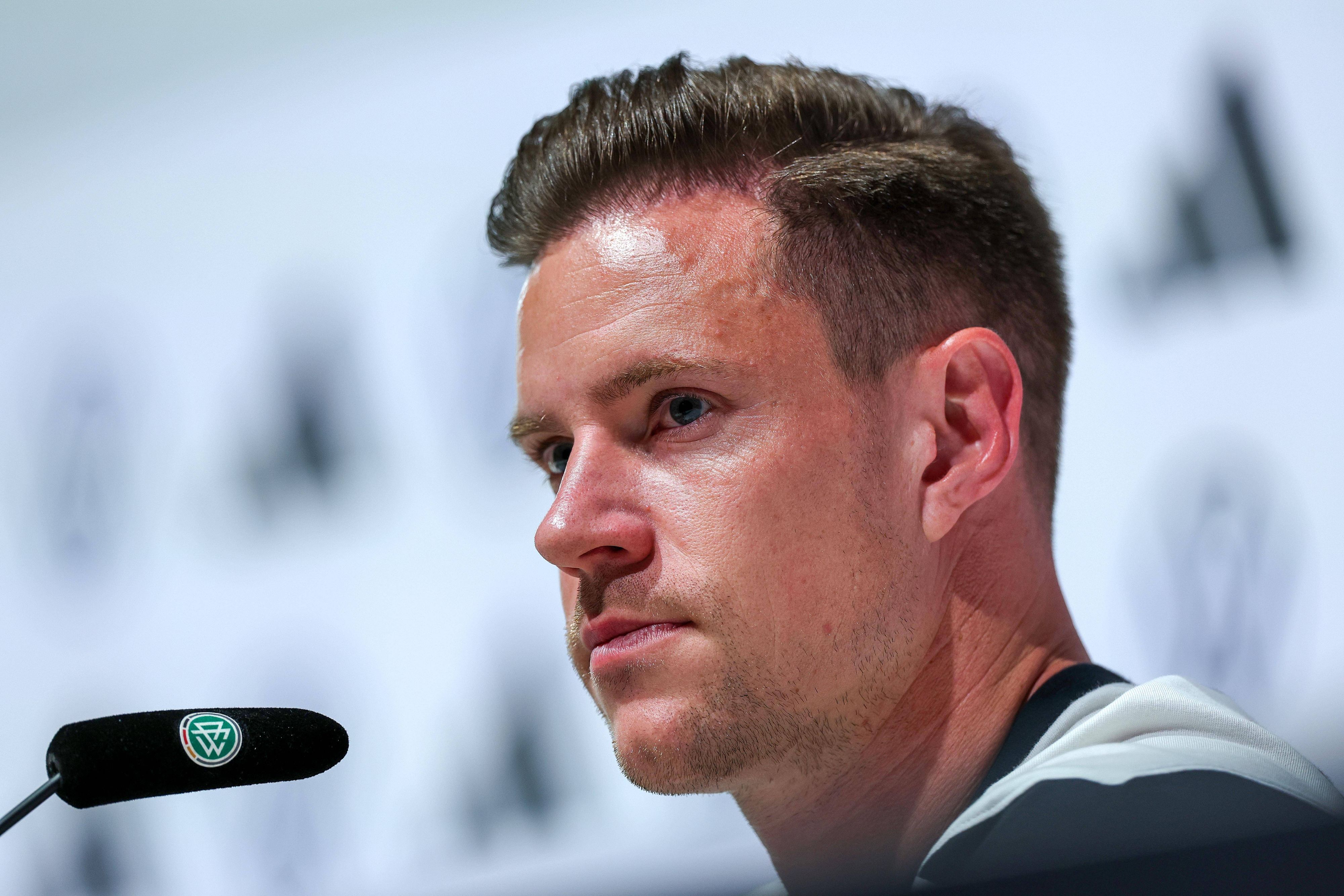 Marc-André ter Stegen am Mikrofon.