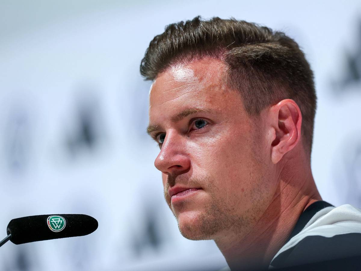 Marc-André ter Stegen am Mikrofon.