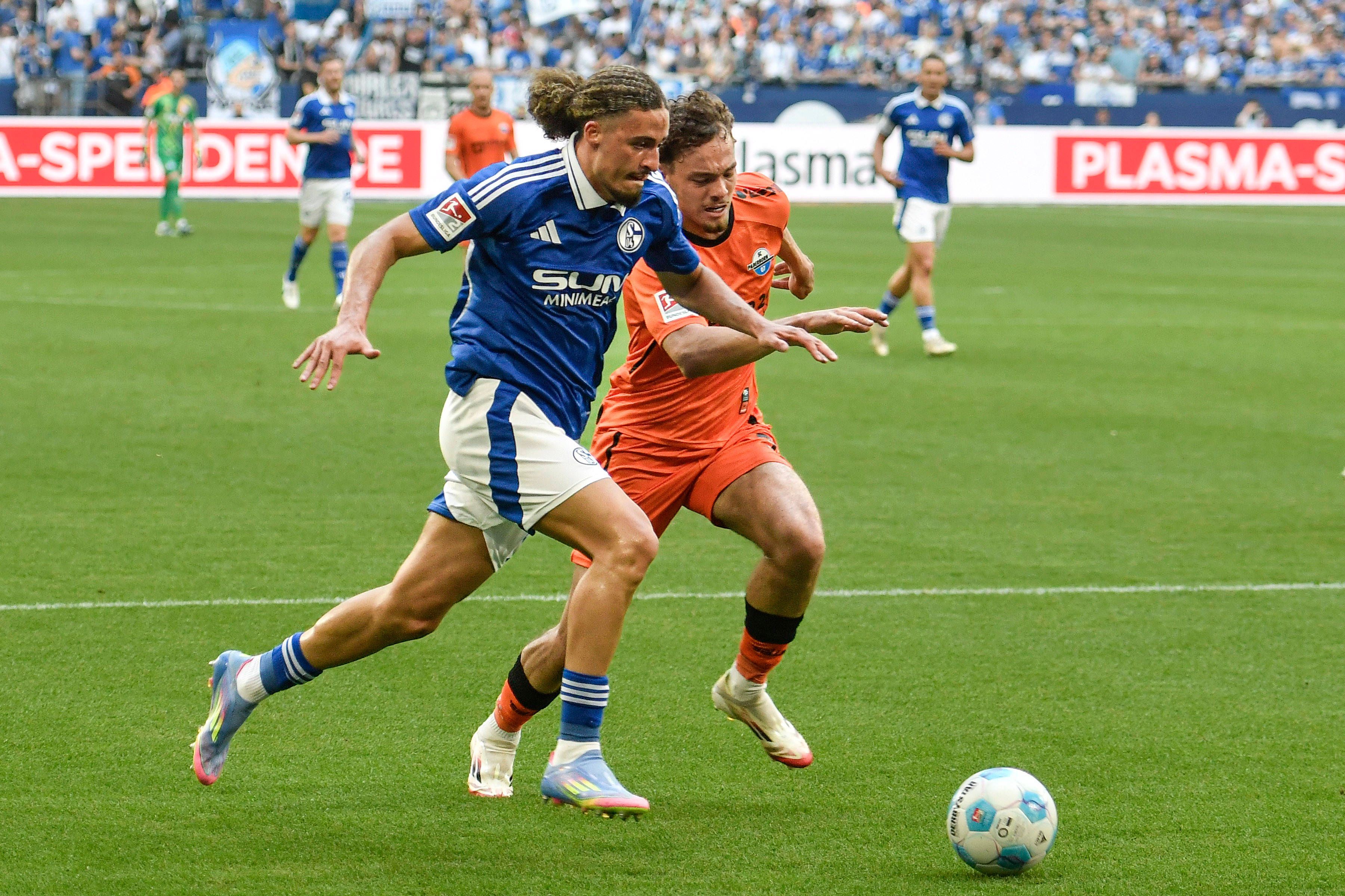 Taylan Bulut und Aaron Zehnter in einem Zweikampf.