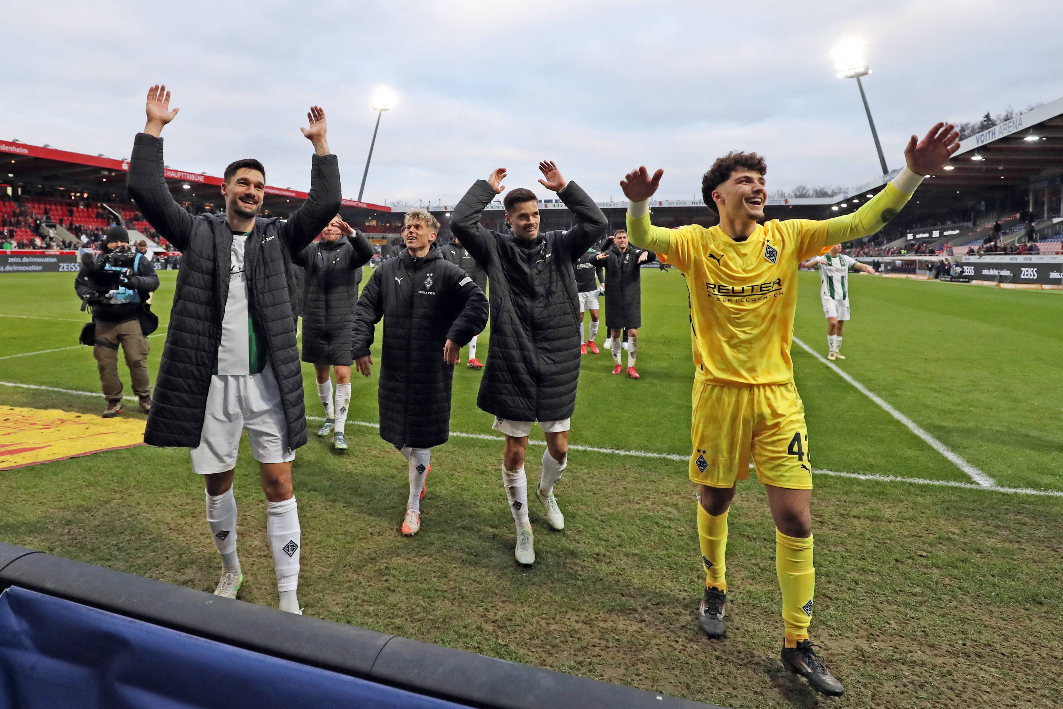 Spieler von Borussia Mönchengladbach feiern mit den Fans.