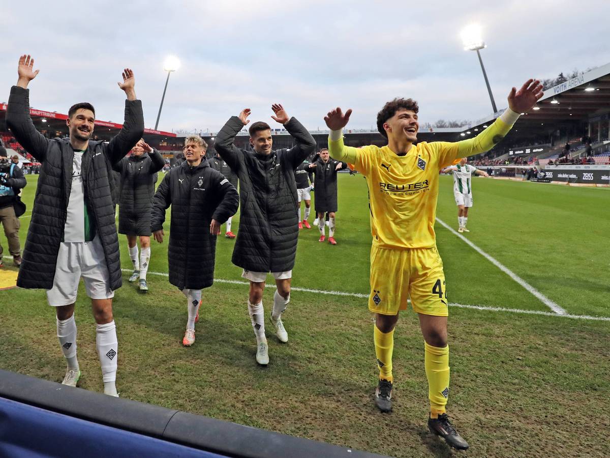 Spieler von Borussia Mönchengladbach feiern mit den Fans.