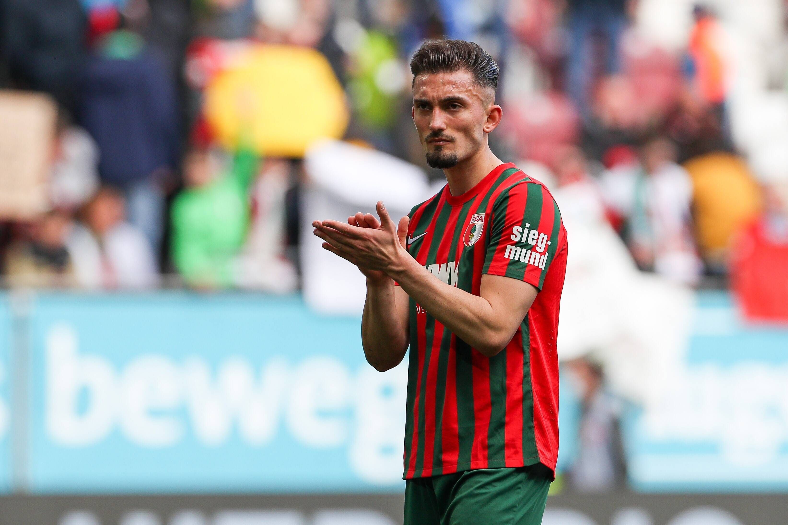 Andi Zeqiri enttäuscht nach einer Niederlage mit dem FC Augsburg.