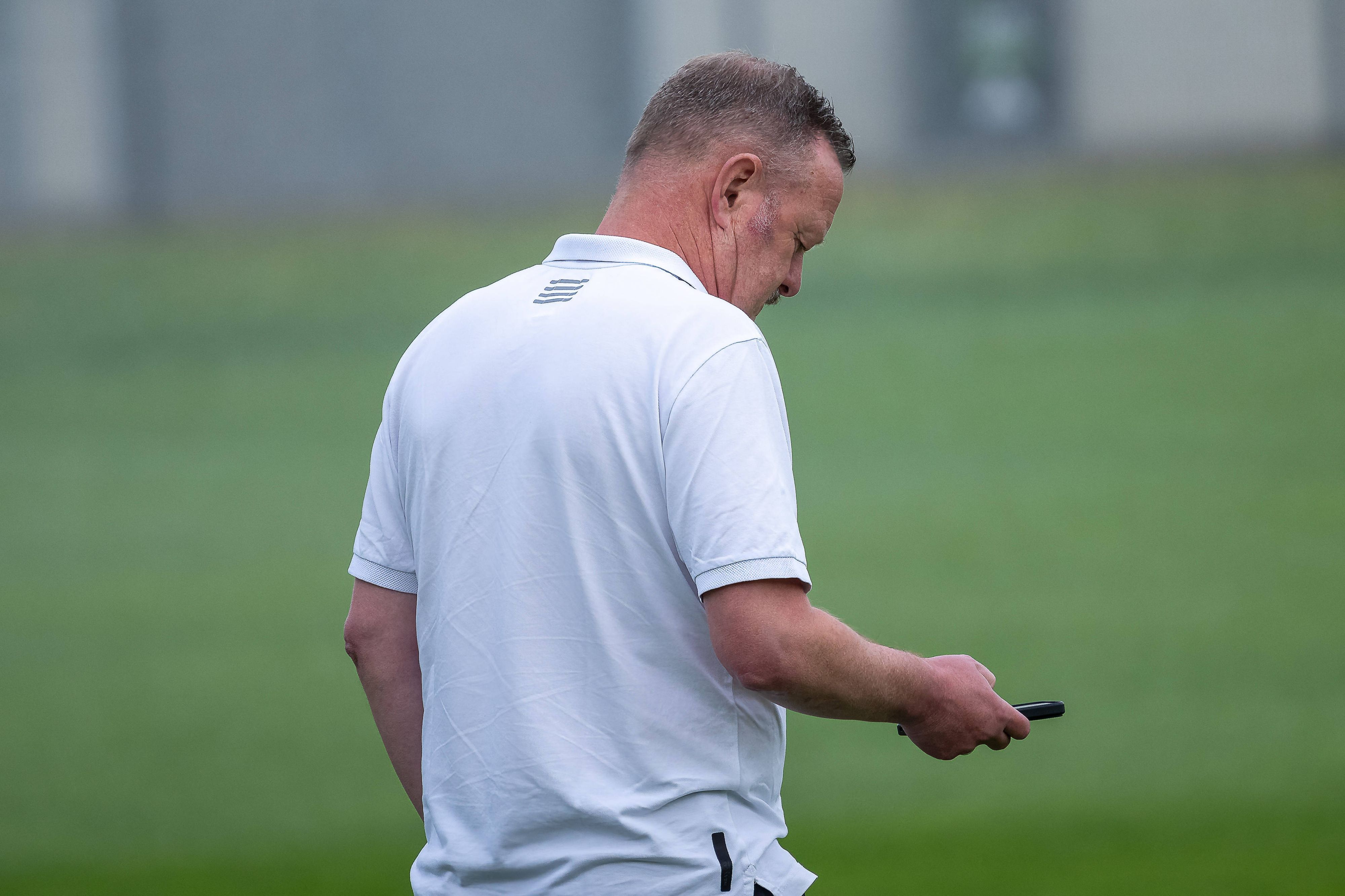 Roland Virkus am Handy.