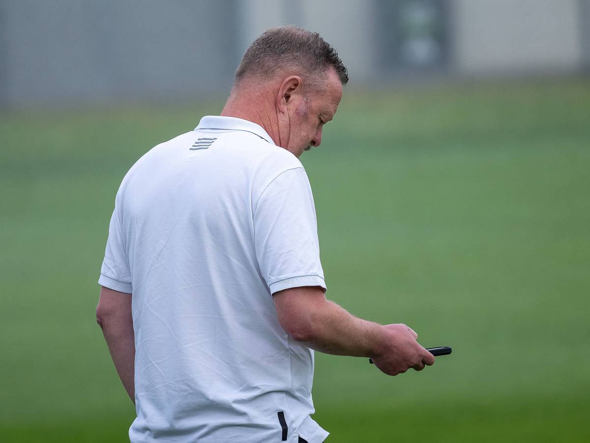 Roland Virkus am Handy.