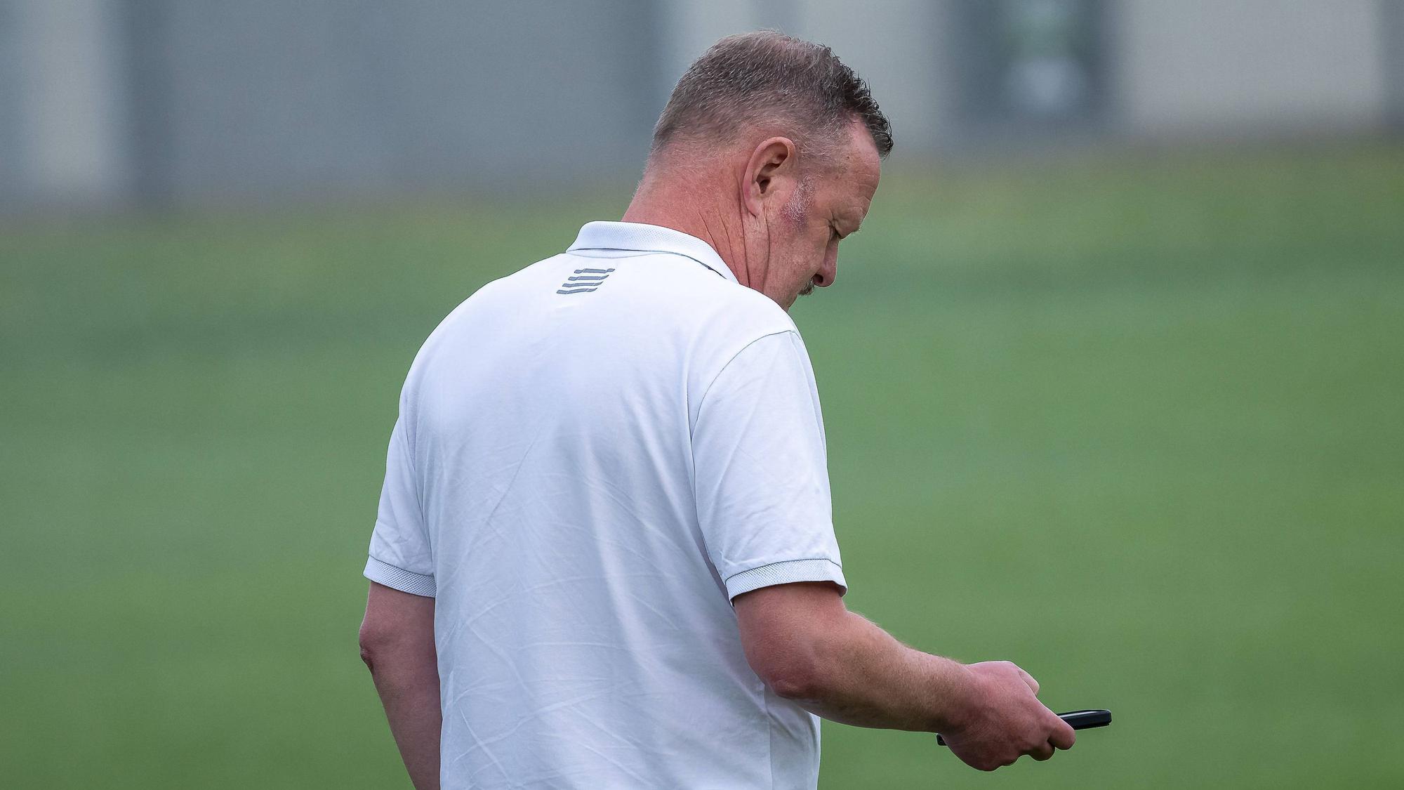 Roland Virkus am Handy.