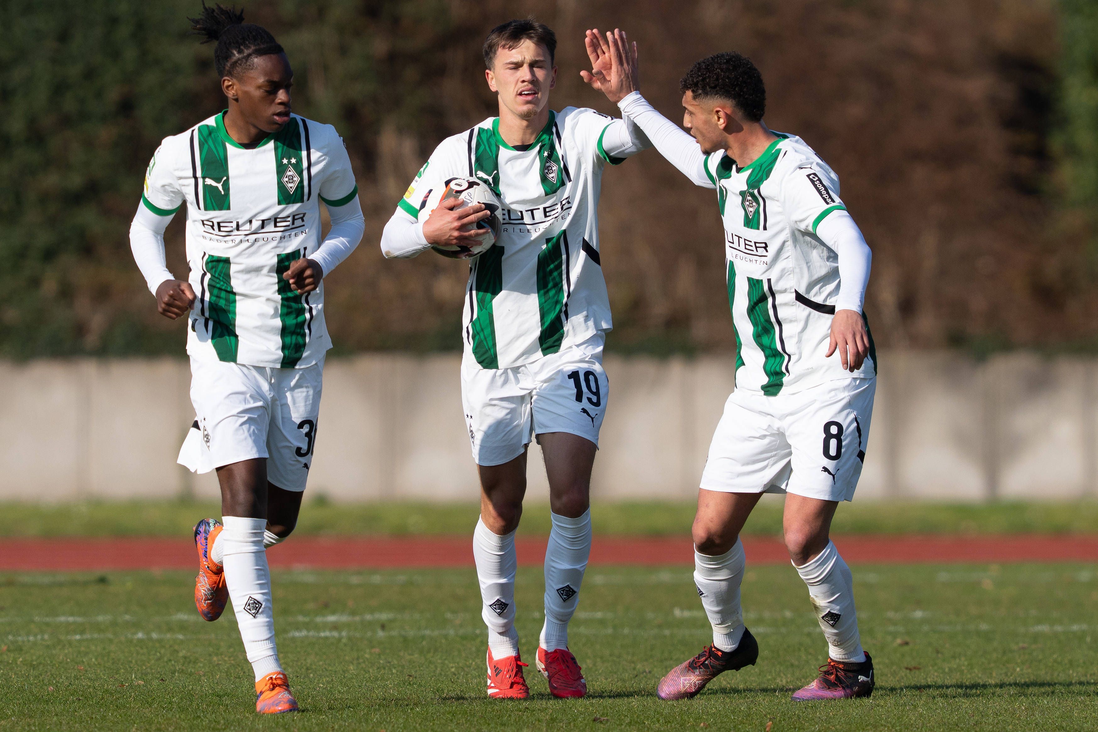 Spieler der U23 von Borussia Mönchengladbach jubeln über einen Treffer.