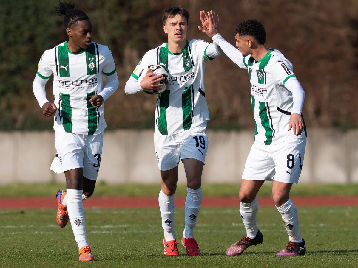 Spieler der U23 von Borussia Mönchengladbach jubeln über einen Treffer.