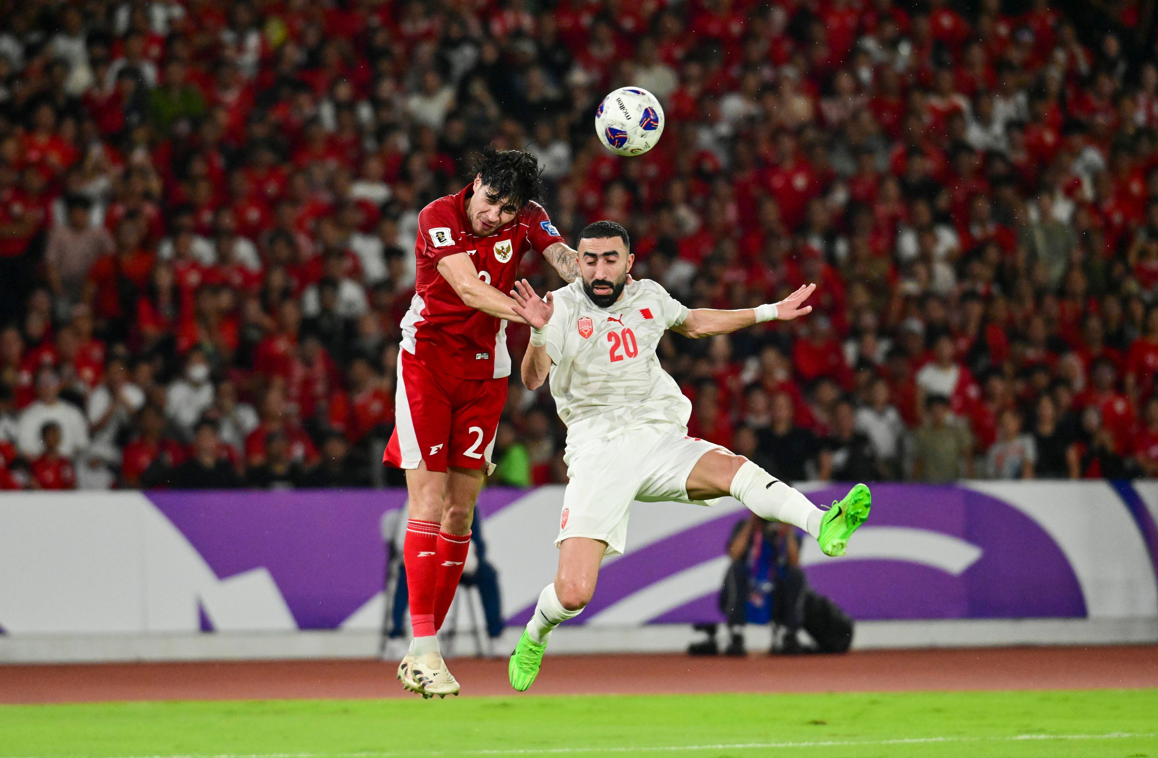 Kevin Diks im Einsatz für die Nationalmannschaft Indonesiens gewinnt ein Kopfballduell.