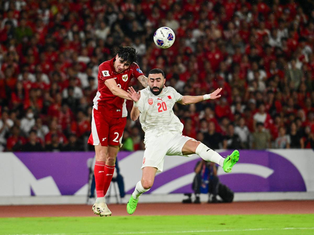 Kevin Diks im Einsatz für die Nationalmannschaft Indonesiens gewinnt ein Kopfballduell.