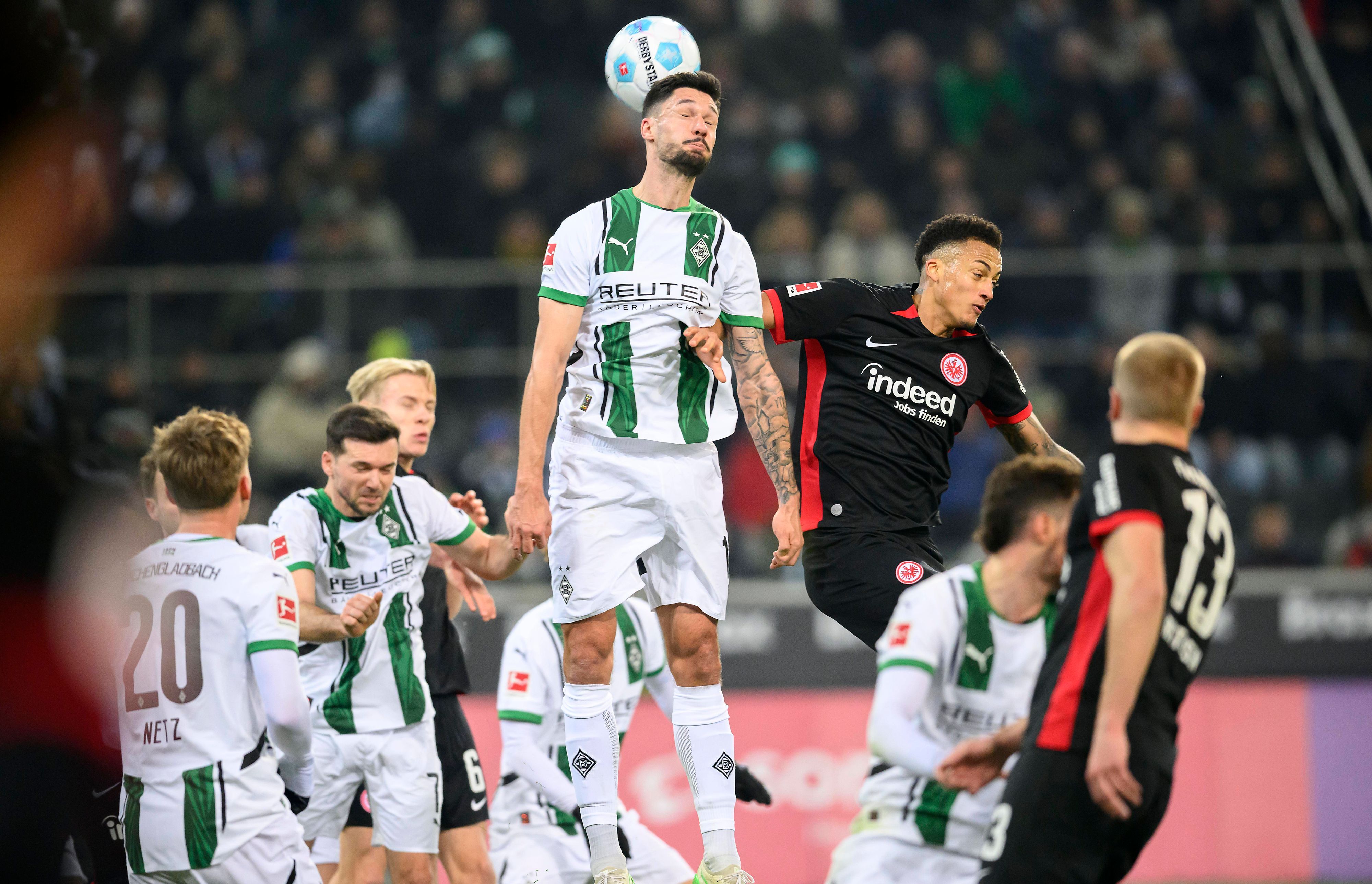Tim Kleindienst gewinnt ein Kopfball-Duell gegen Tuta.