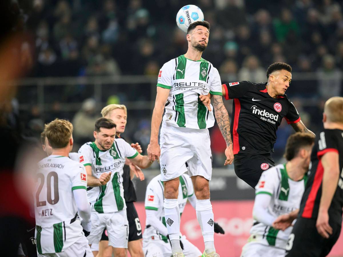 Tim Kleindienst gewinnt ein Kopfball-Duell gegen Tuta.