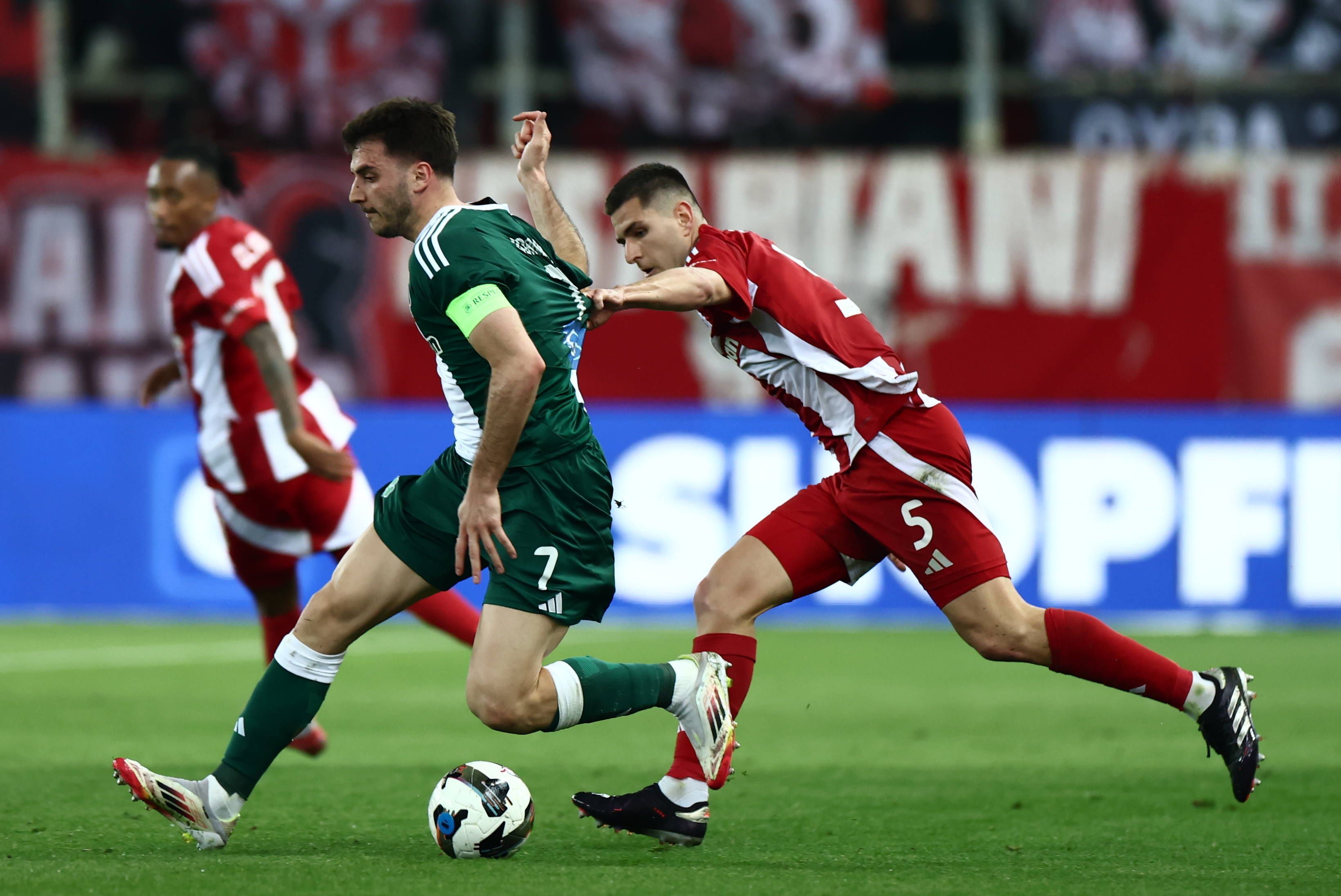 Fotis Ioannidis von Panathinaikos Athen behauptet den Ball.
