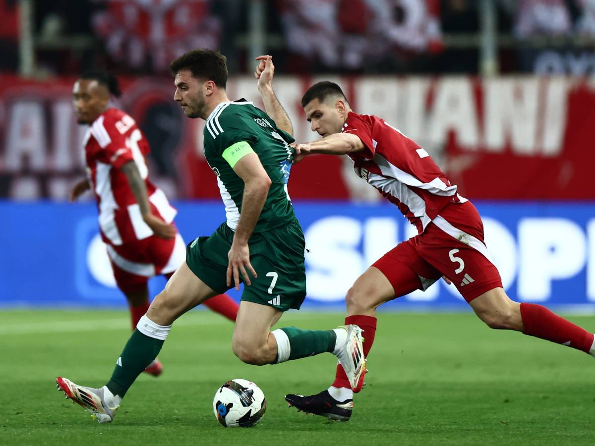 Fotis Ioannidis von Panathinaikos Athen behauptet den Ball.