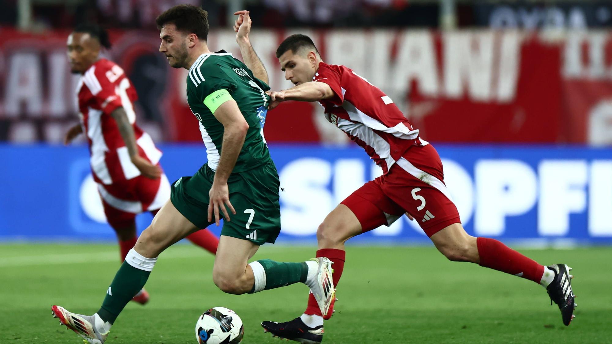 Fotis Ioannidis von Panathinaikos Athen behauptet den Ball.