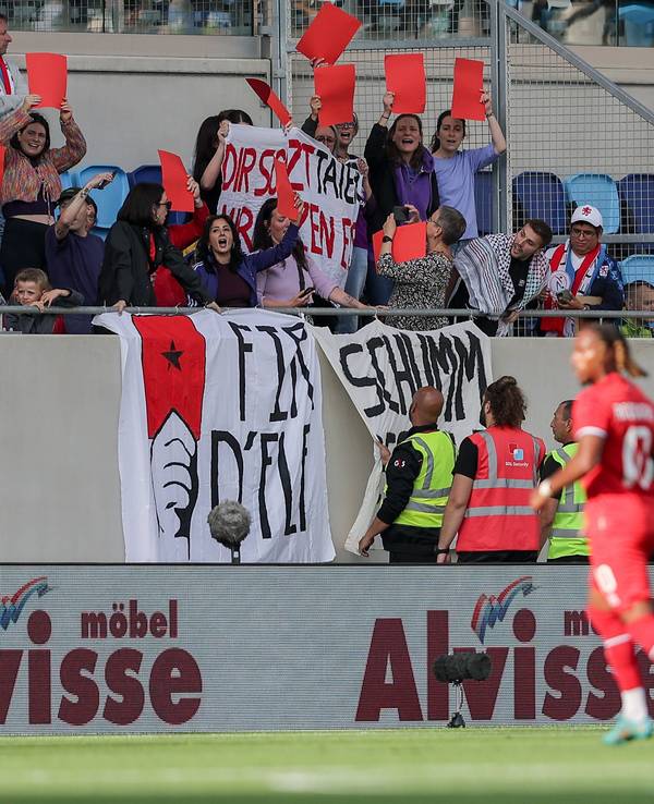 Fans protestieren mit Bannern, auf denen steht „Rote Karte für die FLF“ und „Schäm dich, FLF“.