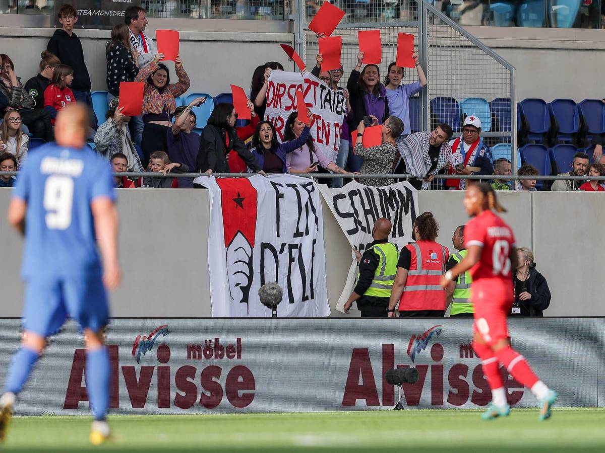 Fans protestieren mit Bannern, auf denen steht „Rote Karte für die FLF“ und „Schäm dich, FLF“.