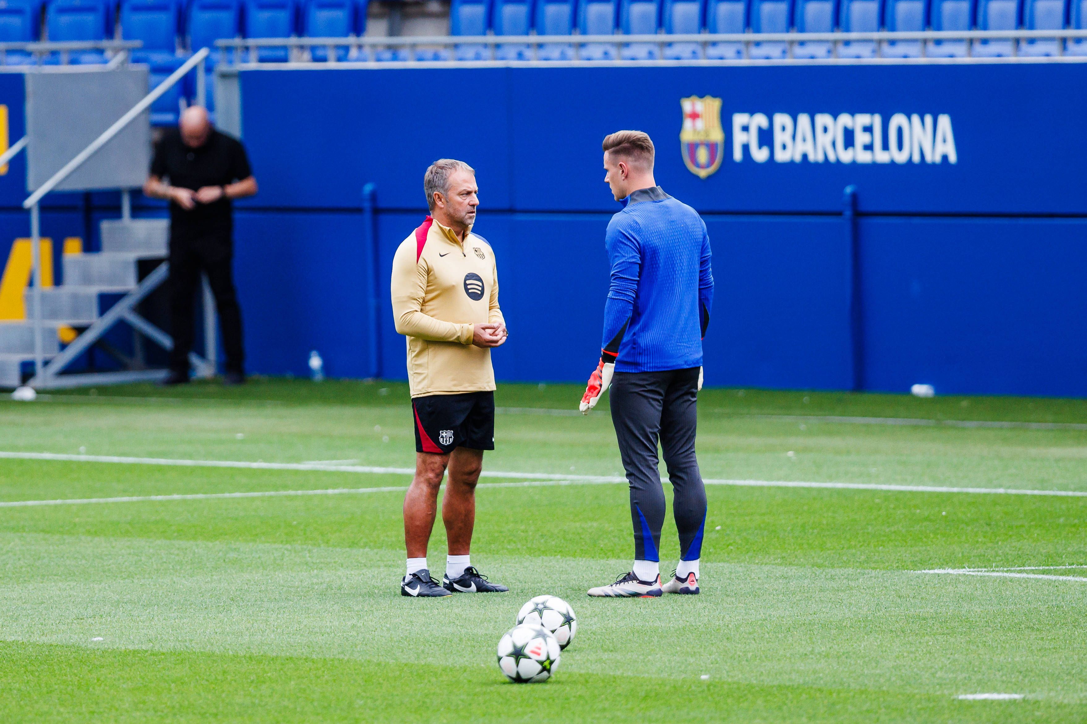 Hansi Flick im Gespräch mit Marc-André ter Stegen.