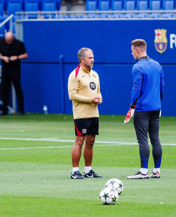 Hansi Flick im Gespräch mit Marc-André ter Stegen.