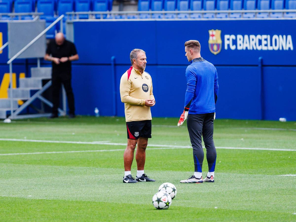 Hansi Flick im Gespräch mit Marc-André ter Stegen.