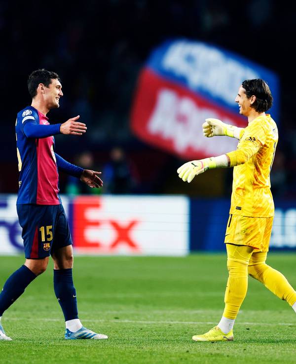 Andreas Christensen und Yann Sommer begrüßen sich herzlich auf dem Rasen.