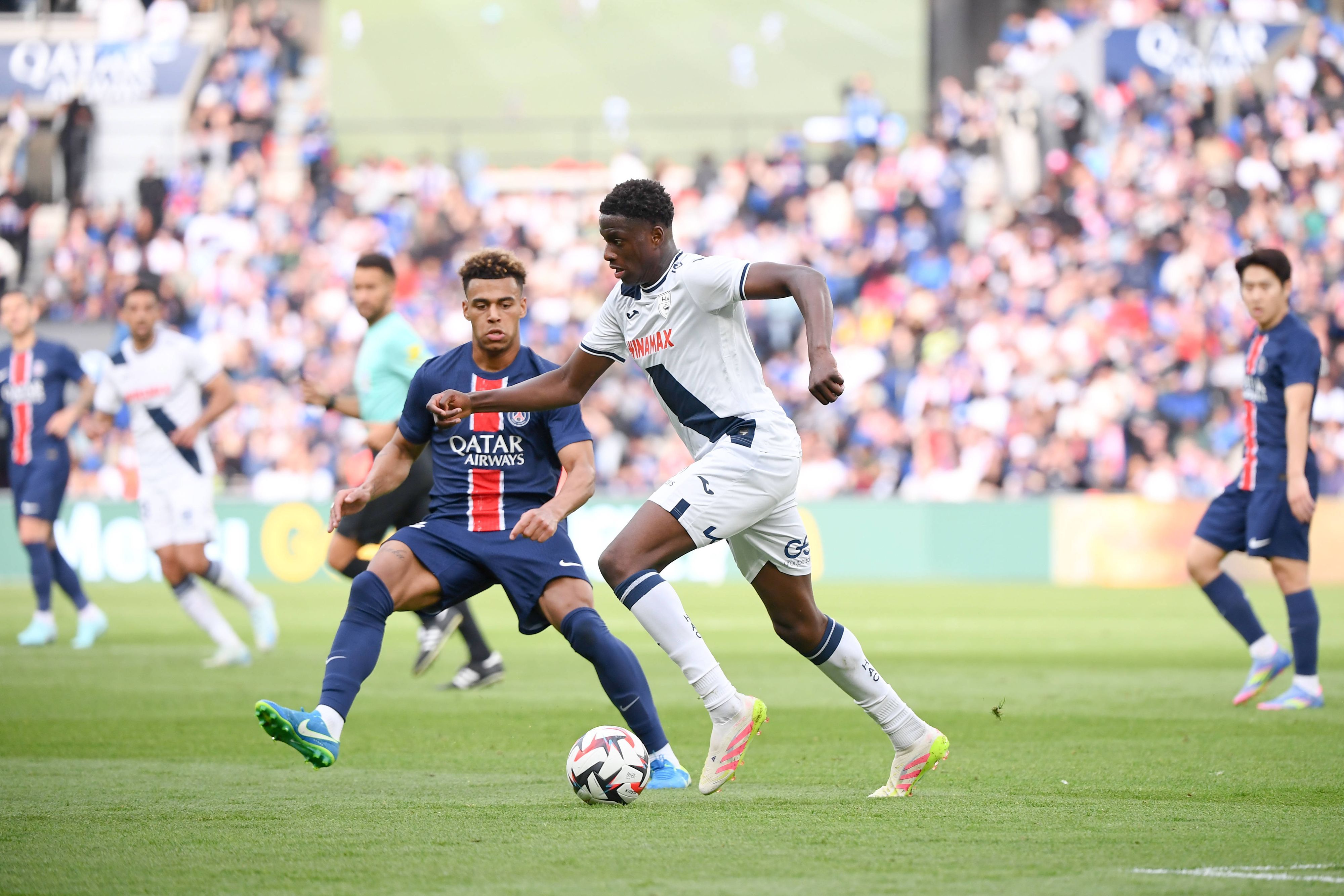 Mahamadou Diawara (r.) mit Ball in Aktion.