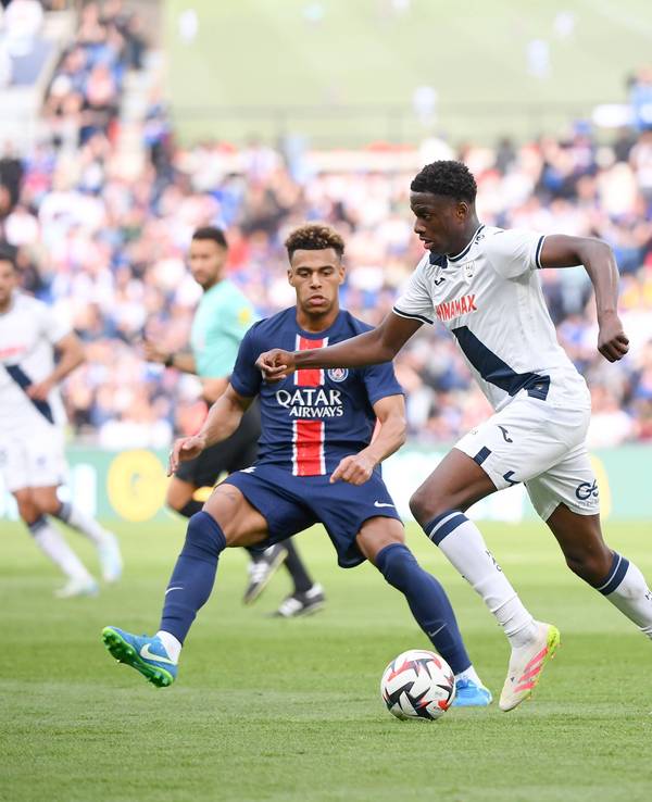 Mahamadou Diawara (r.) mit Ball in Aktion.
