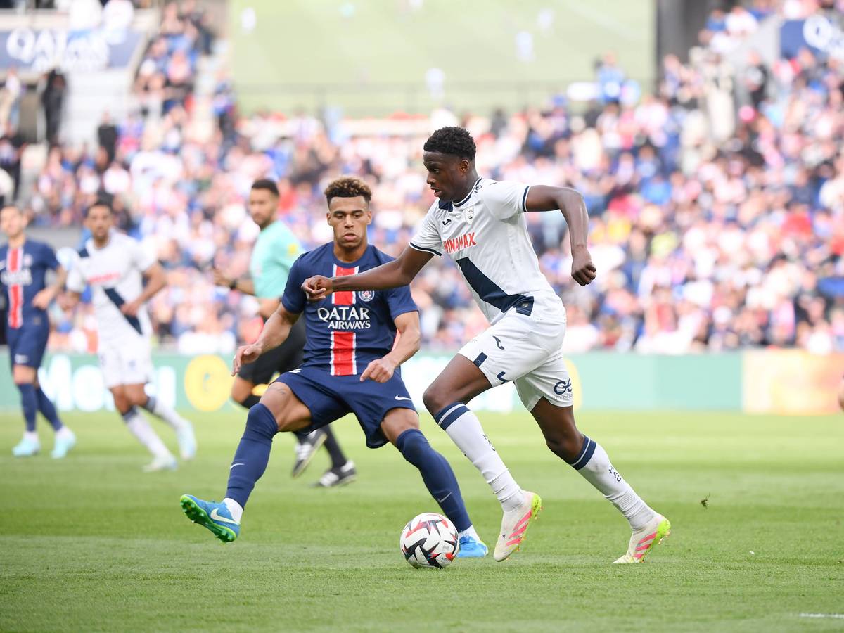 Mahamadou Diawara (r.) mit Ball in Aktion.
