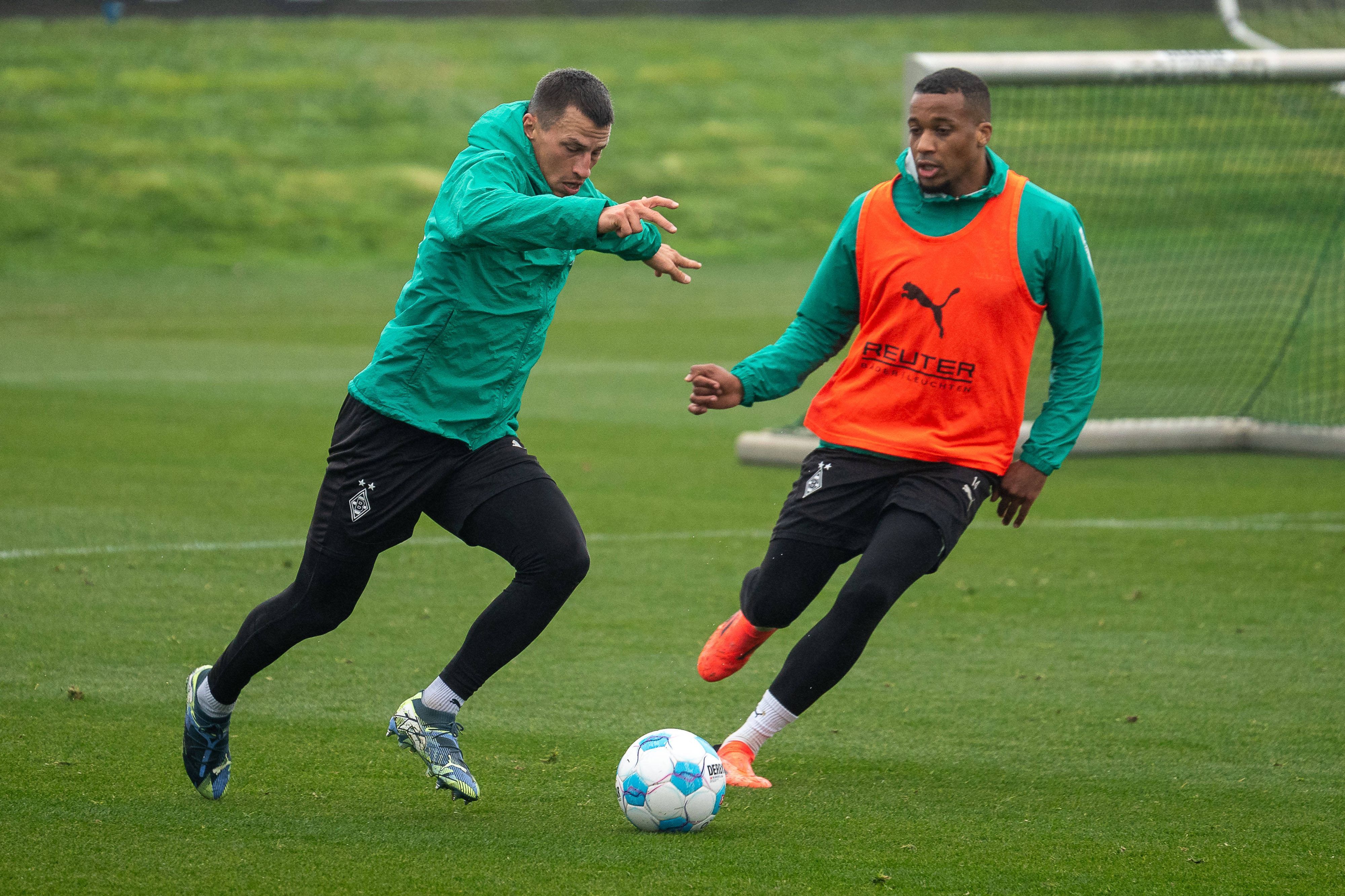 Stefan Lainer im Trainingsduell mit Alassane Plea.