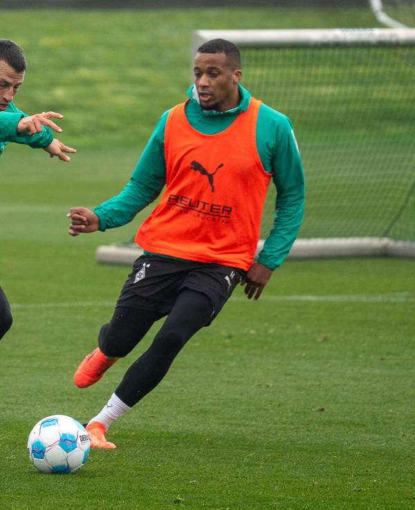 Stefan Lainer im Trainingsduell mit Alassane Plea.
