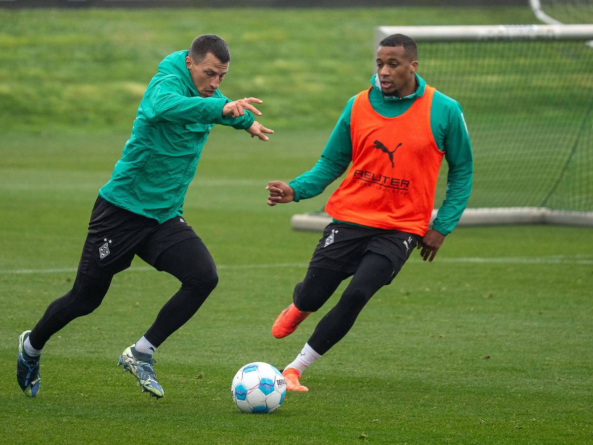 Stefan Lainer im Trainingsduell mit Alassane Plea.