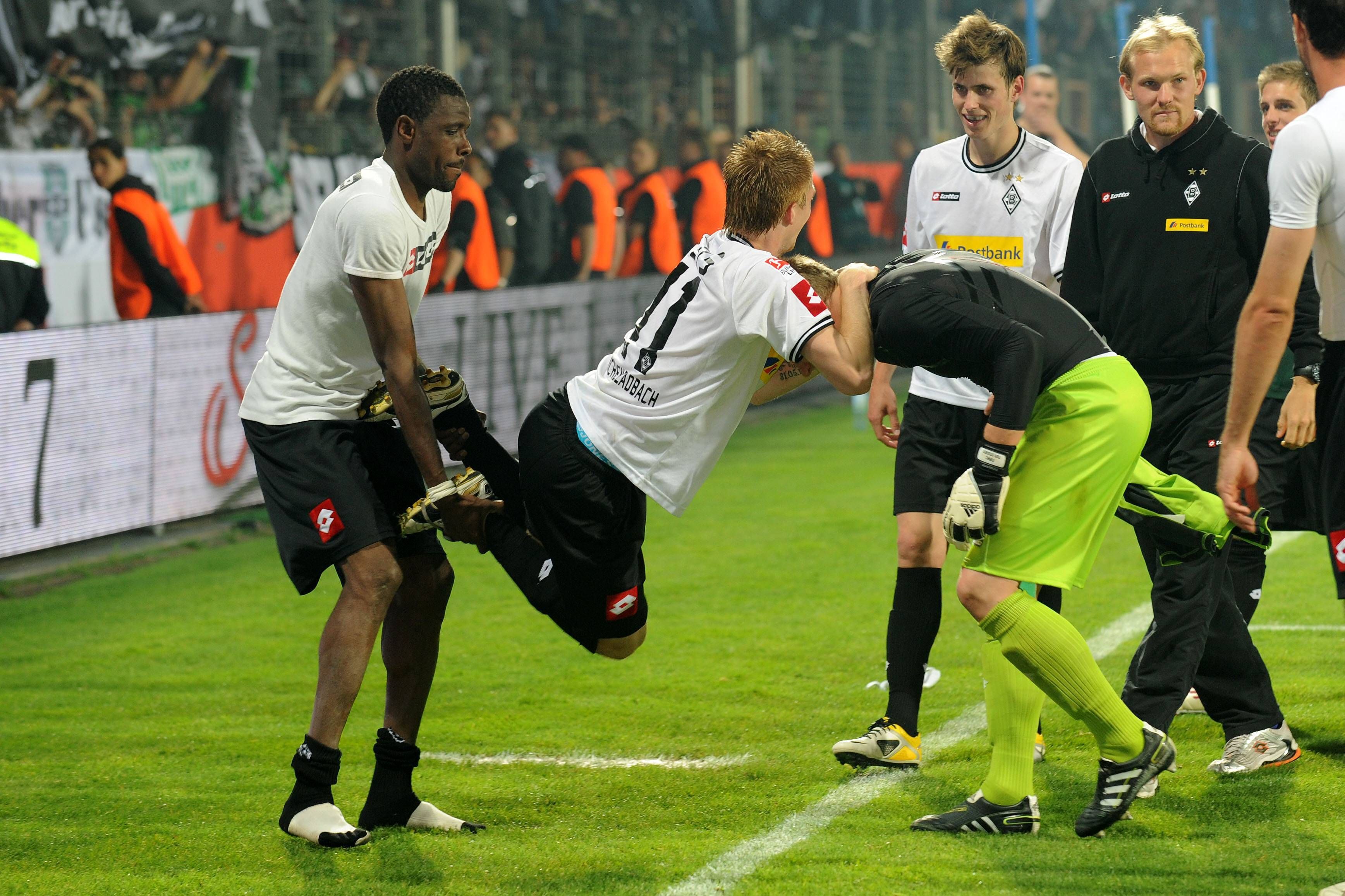 Gladbach-Jubel in der Bundesliga-Relegation: Mohamadou Idrissou, Marco Reus und Marc-André ter Stegen feiern am 25. Mai 2011 in artistischer Pose.