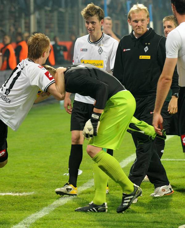 Gladbach-Jubel in der Bundesliga-Relegation: Mohamadou Idrissou, Marco Reus und Marc-André ter Stegen feiern am 25. Mai 2011 in artistischer Pose.