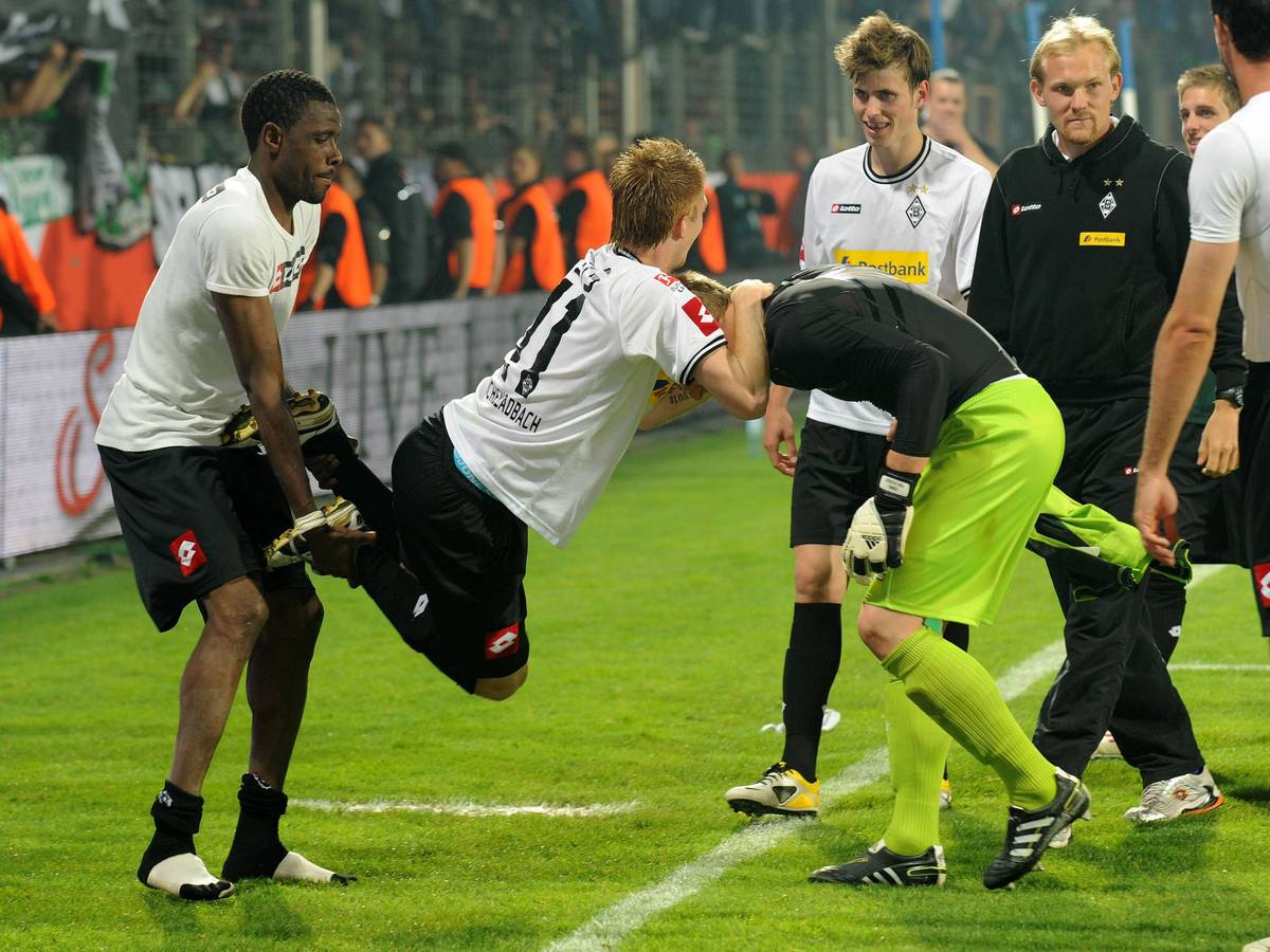 Gladbach-Jubel in der Bundesliga-Relegation: Mohamadou Idrissou, Marco Reus und Marc-André ter Stegen feiern am 25. Mai 2011 in artistischer Pose.