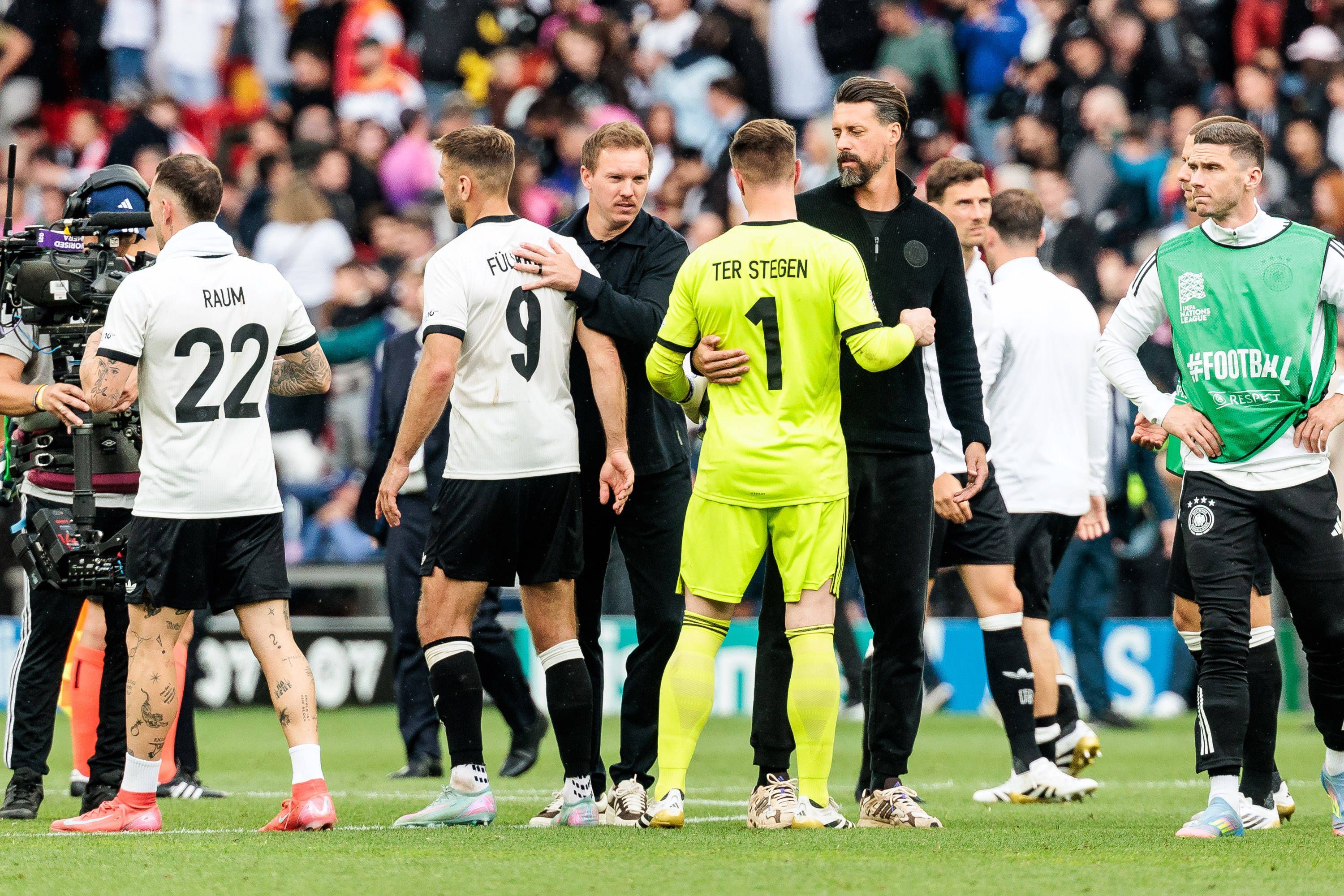Julian Nagelsmann und Sandro Wagner trösten Marc-André ter Stegen nach der Niederlage gegen Frankreich.