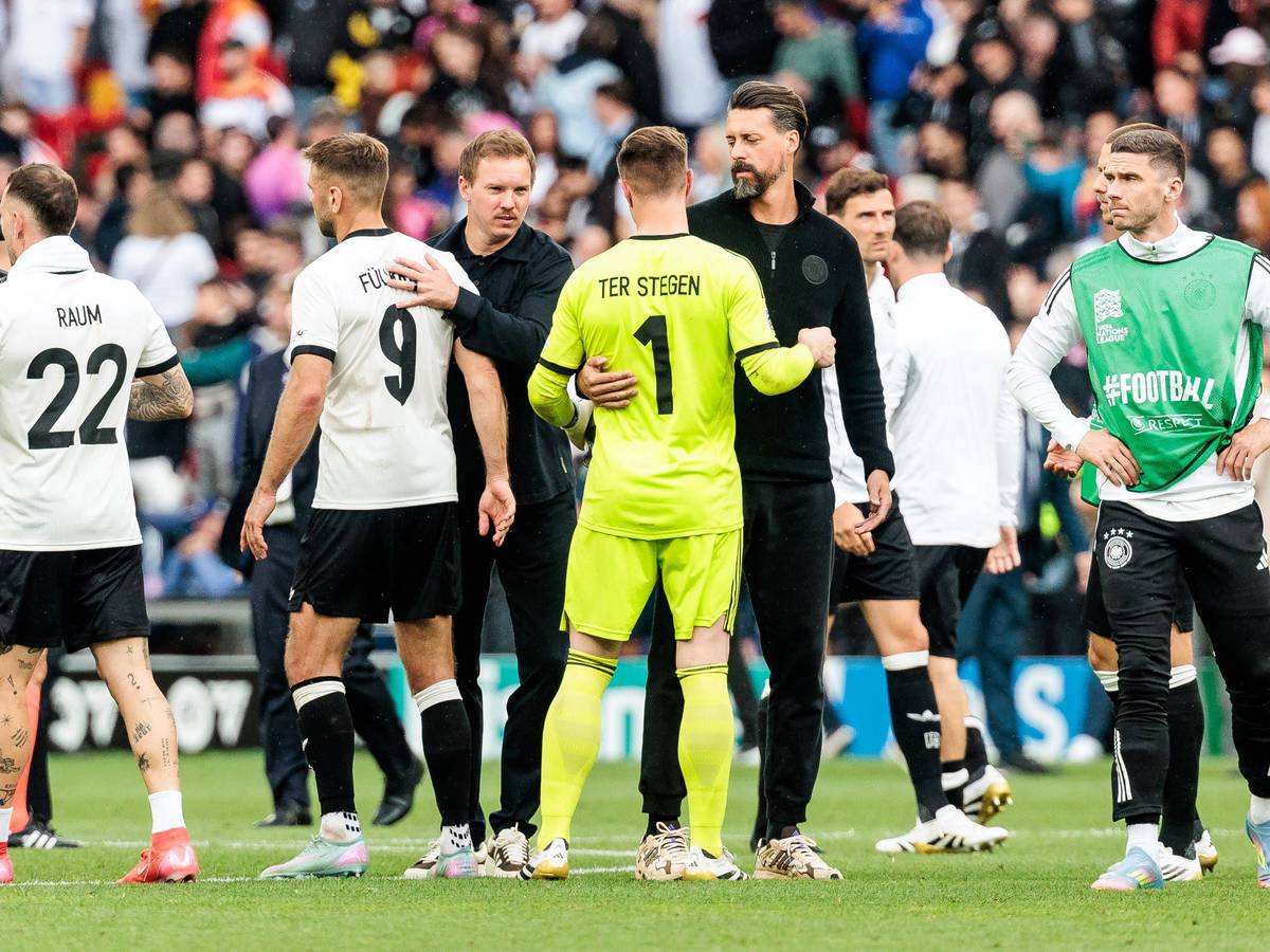 Julian Nagelsmann und Sandro Wagner trösten Marc-André ter Stegen nach der Niederlage gegen Frankreich.