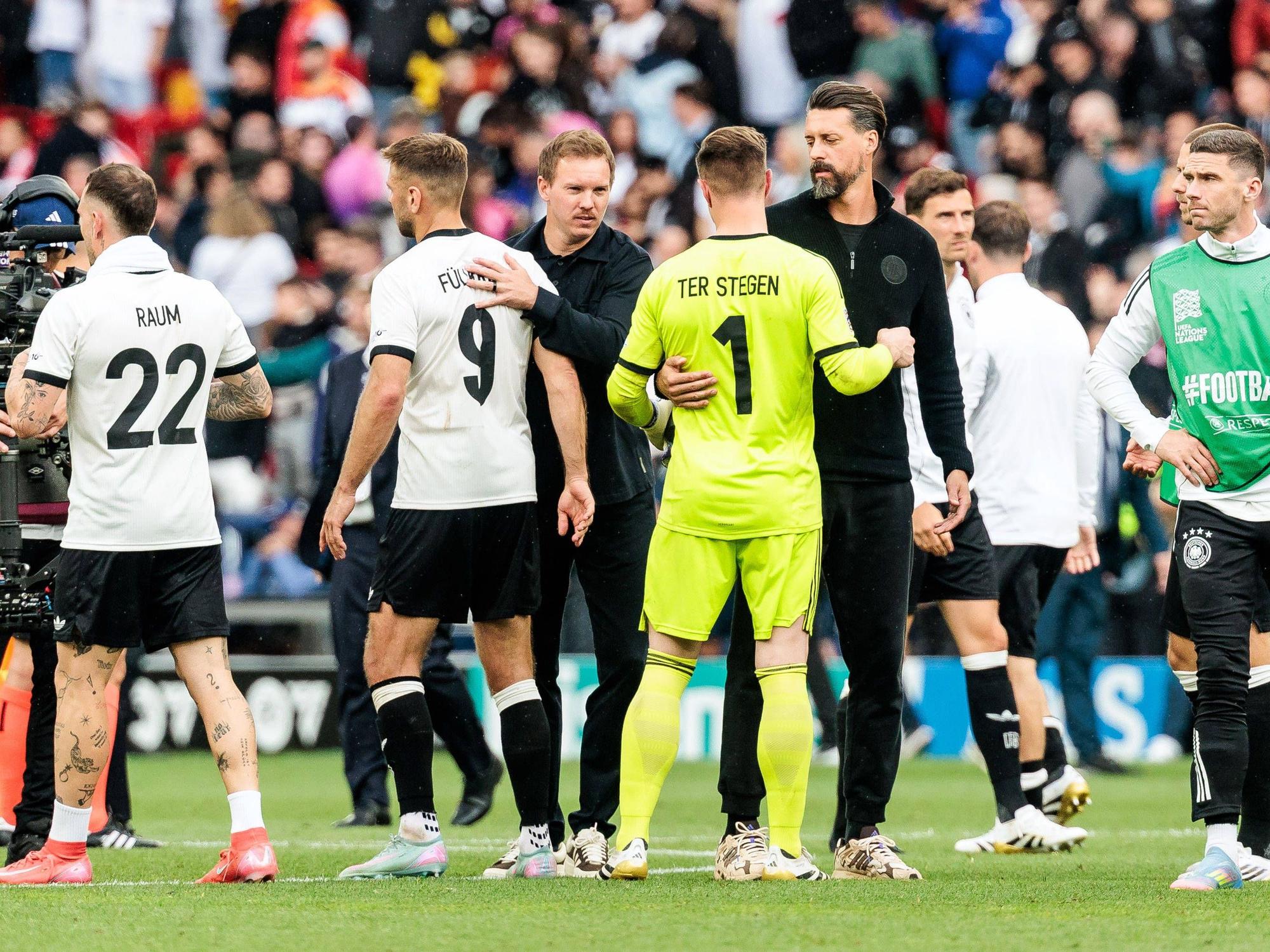 Julian Nagelsmann und Sandro Wagner trösten Marc-André ter Stegen nach der Niederlage gegen Frankreich.