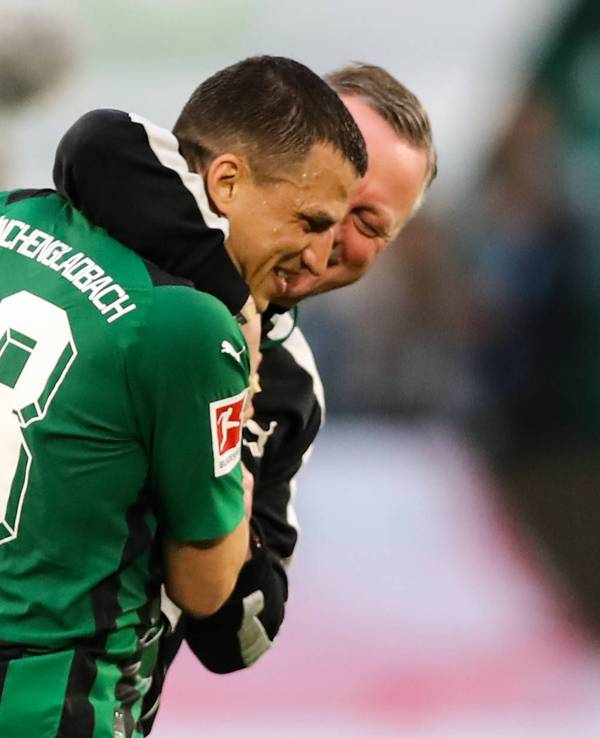 Roland Virkus umarmt Stefan Lainer.