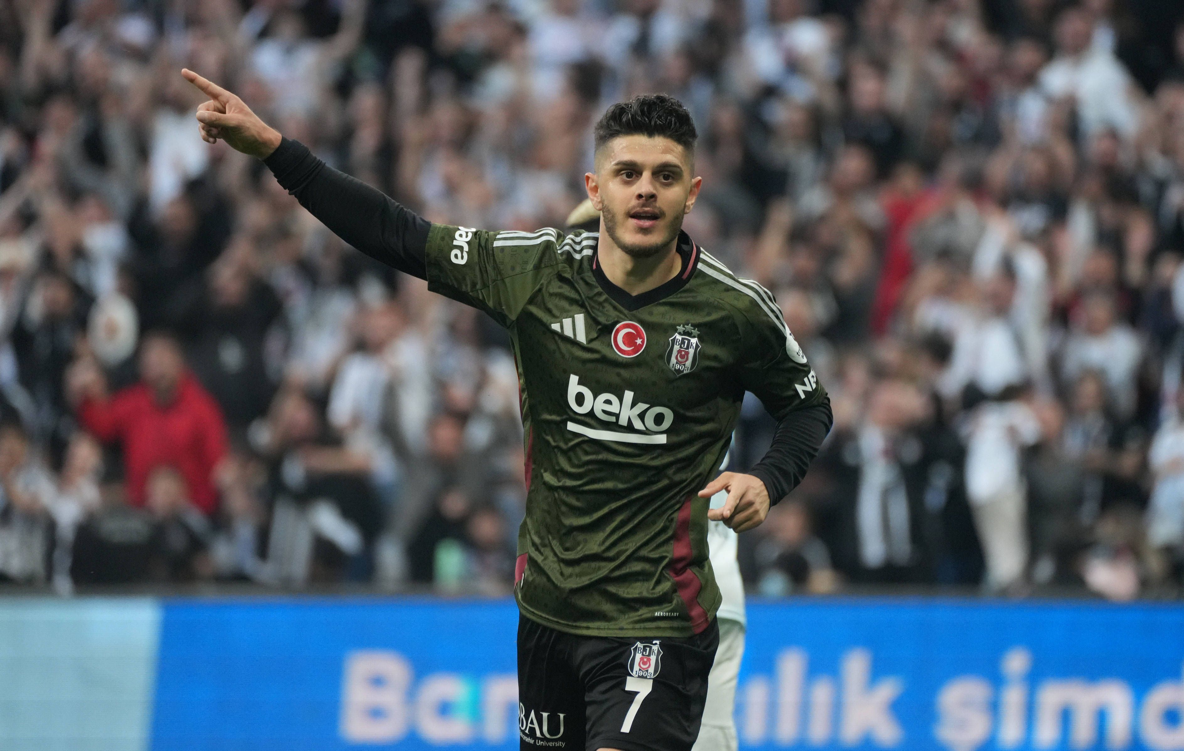 Milot Rashica jubelt im Trikot von Besiktas.