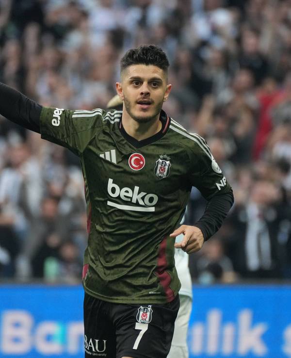 Milot Rashica jubelt im Trikot von Besiktas.